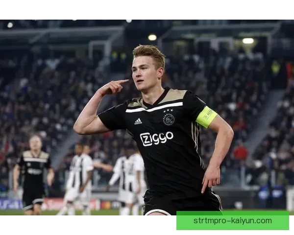 德里赫特在最近比赛中的稳定性逐渐显现，值得关注其表现走势清晰。